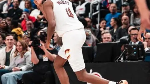 “12月30日未来城万科广场盛大举办青岛海牛球员签售会！”